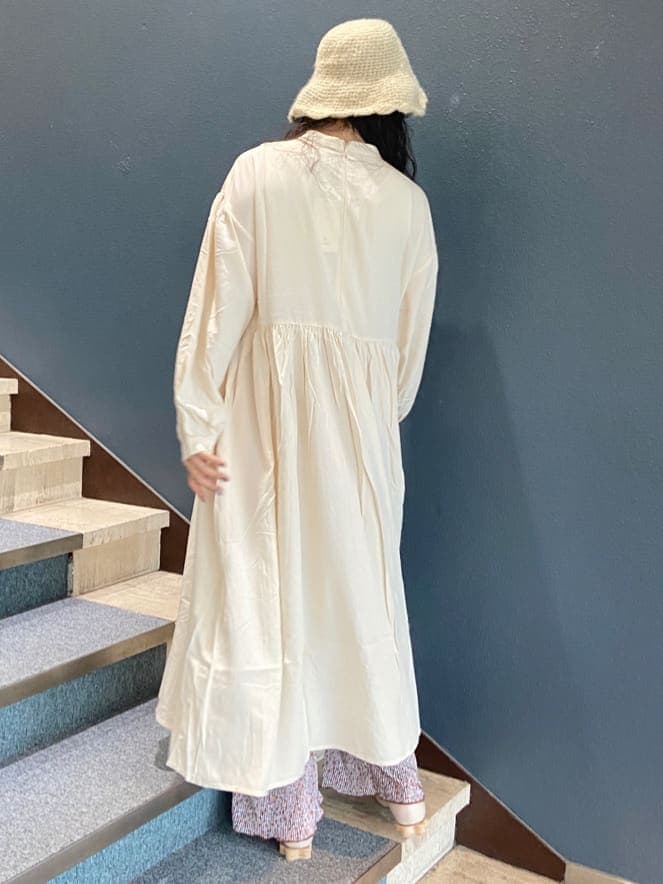 ベージュ系のその他アウター、ホワイト系のワンピース、ブラウン系のその他パンツを着用したレディースの秋コーディネートの5枚目の写真