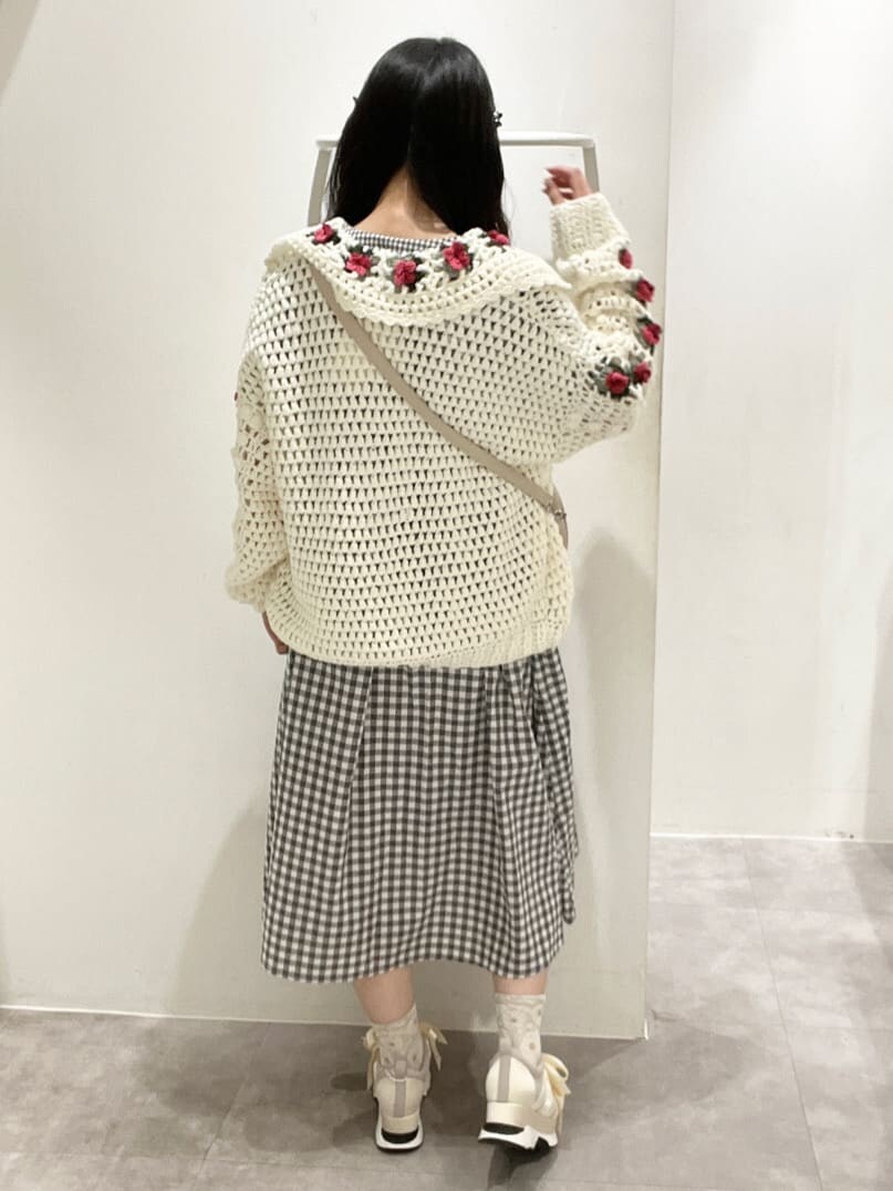 ホワイト系のスニーカー、ホワイト系のショルダーバッグ、ホワイト系のカーディガン/ボレロを着用したレディースの春コーディネートの3枚目の写真