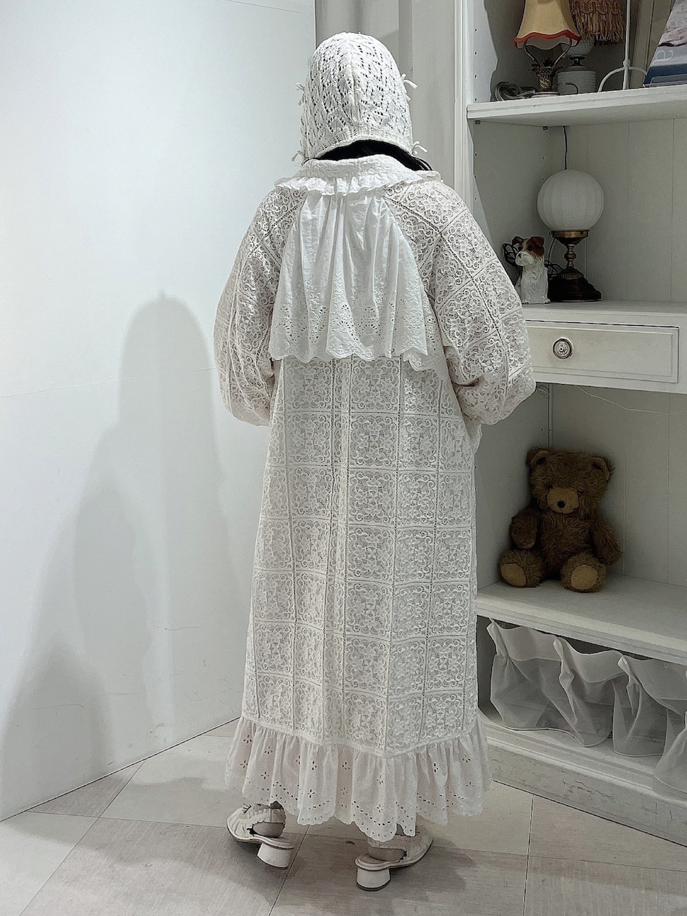 オレンジ系のワンピース、ホワイト系のトレンチコート、ホワイト系のパンプスを着用したレディースの春コーディネートの4枚目の写真