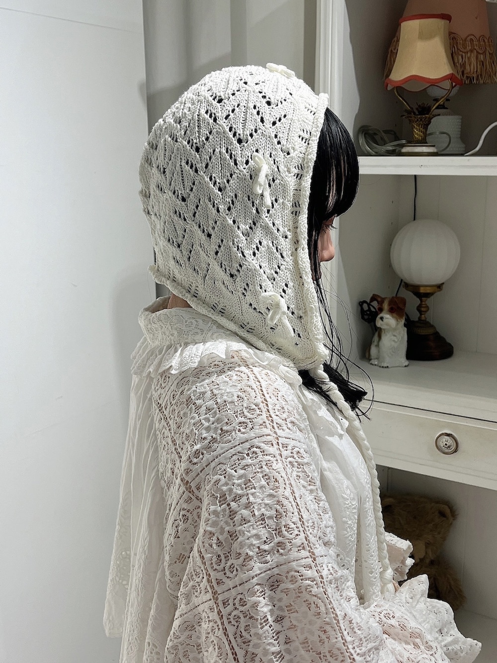 オレンジ系のワンピース、ホワイト系のトレンチコート、ホワイト系のパンプスを着用したレディースの春コーディネートの8枚目の写真