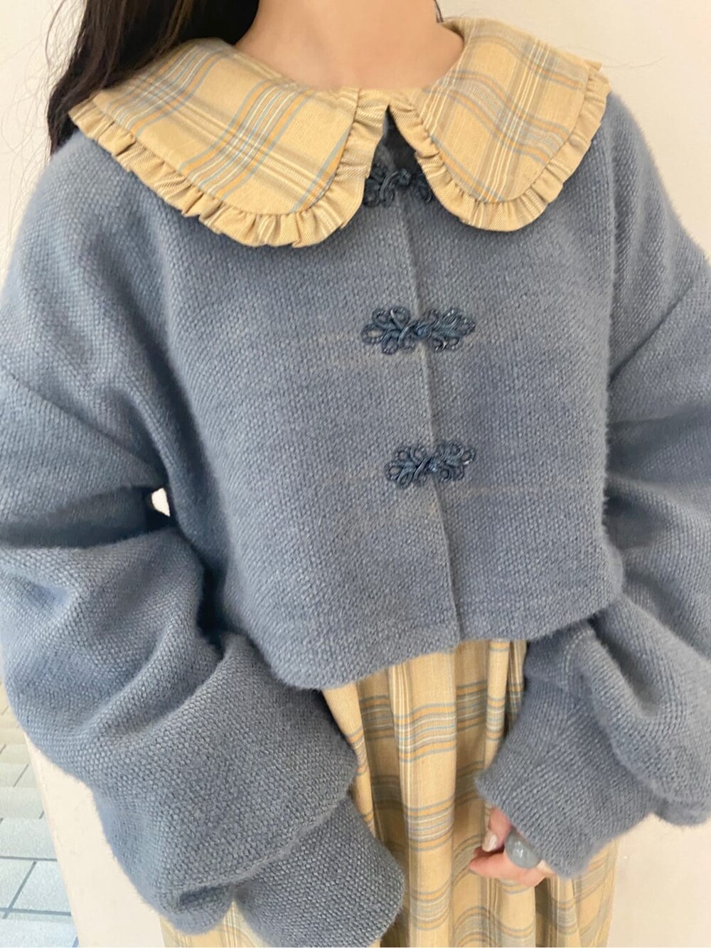 ホワイト系のブーツ、ホワイト系のトートバッグ、ベージュ系のワンピースを着用したレディースの秋コーディネートの5枚目の写真