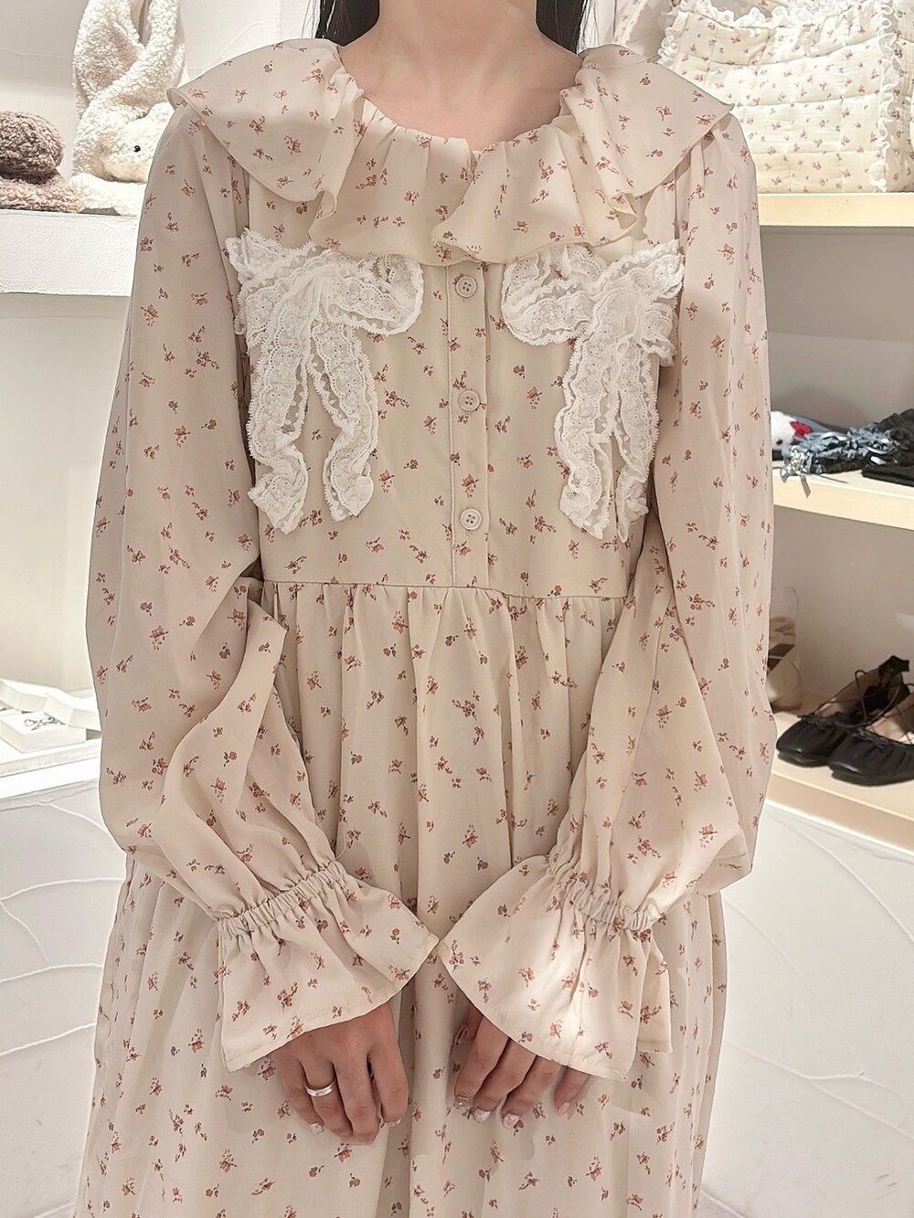 ホワイト系のワンピース、ホワイト系のスニーカー、シルバー系のバレッタ/ヘアクリップを着用したレディースの冬コーディネートの7枚目の写真