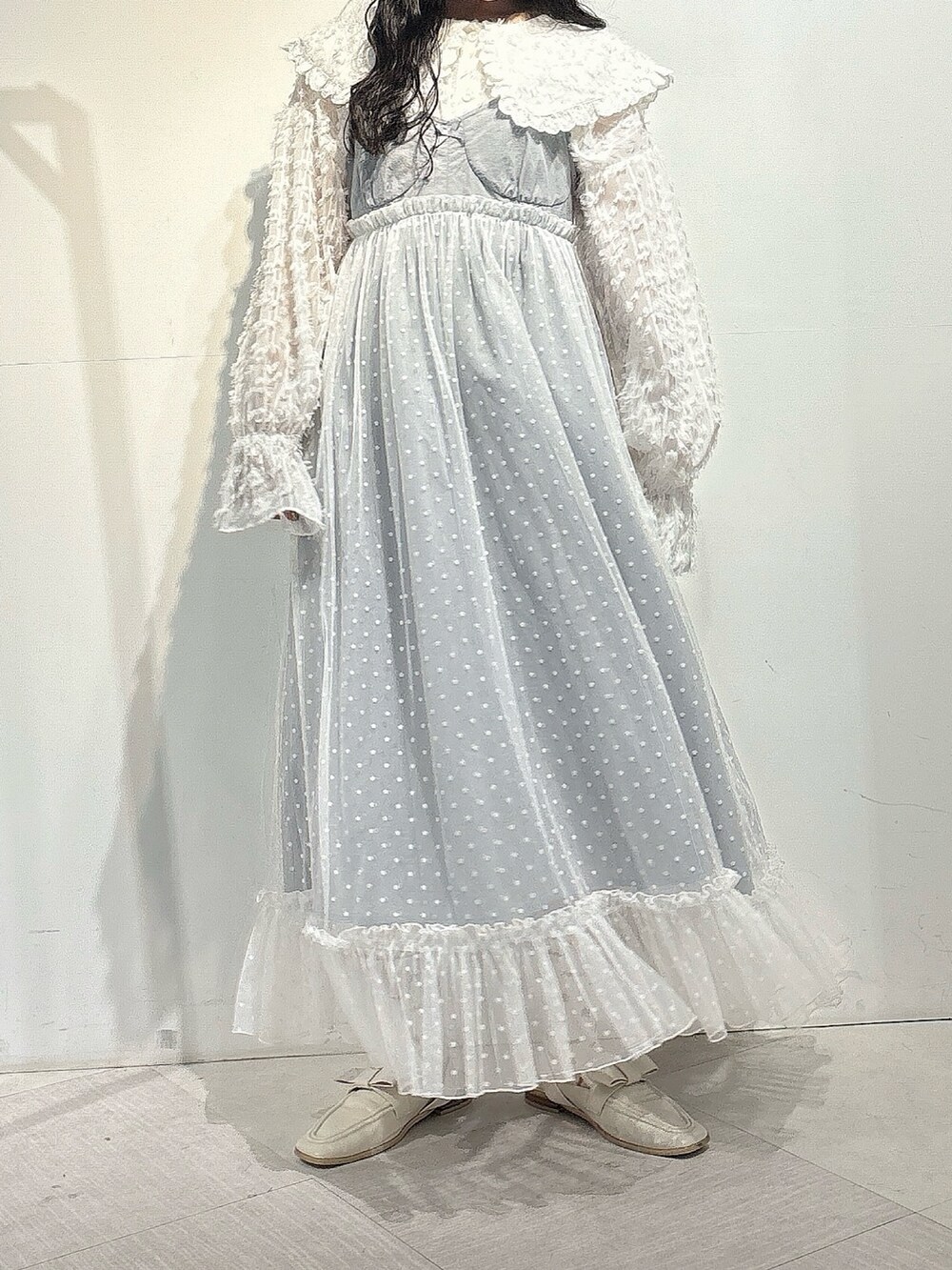 ホワイト系のシャツ/ブラウス、グレー系のワンピース、ホワイト系のローファーを着用したレディースの秋コーディネートの2枚目の写真