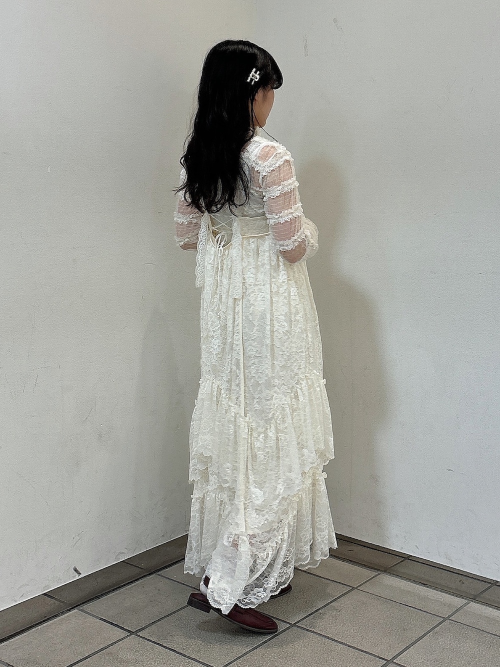 ホワイト系のワンピース、ホワイト系のTシャツ/カットソー、レッド系のローファーを着用したレディースの夏コーディネートの5枚目の写真