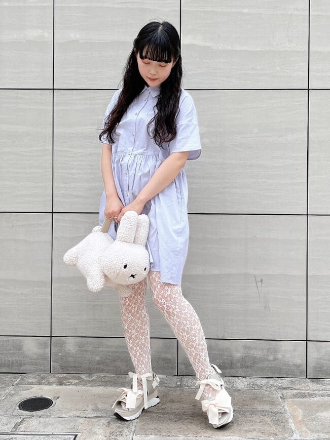 ホワイト系のサンダル、ホワイト系のハンドバッグ、ブルー系のワンピースを着用したレディースの夏コーディネートの3枚目の写真