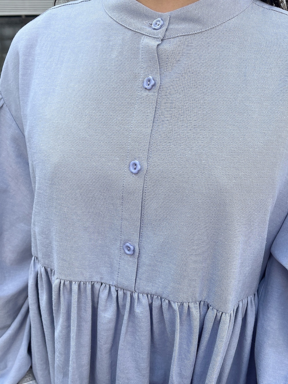 ブルー系のワンピース、ホワイト系のスラックス、ブルー系のスニーカーを着用したレディースの春コーディネートの5枚目の写真