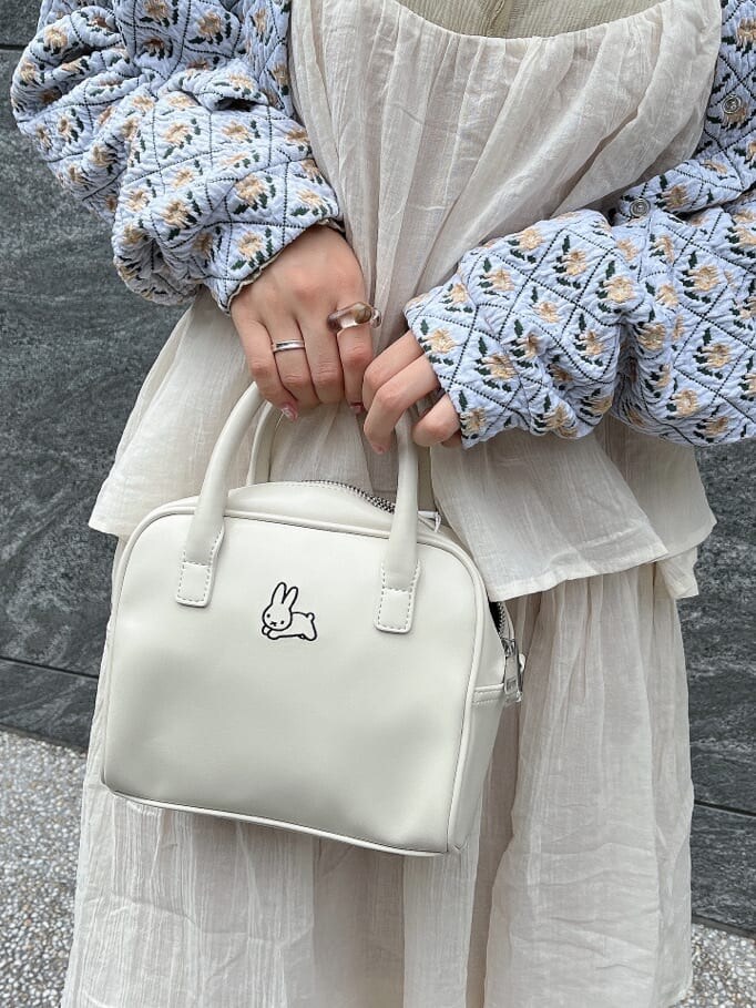 ホワイト系のワンピース、グリーン系のTシャツ/カットソー、ホワイト系のボストンバッグを着用したレディースの夏コーディネートの5枚目の写真