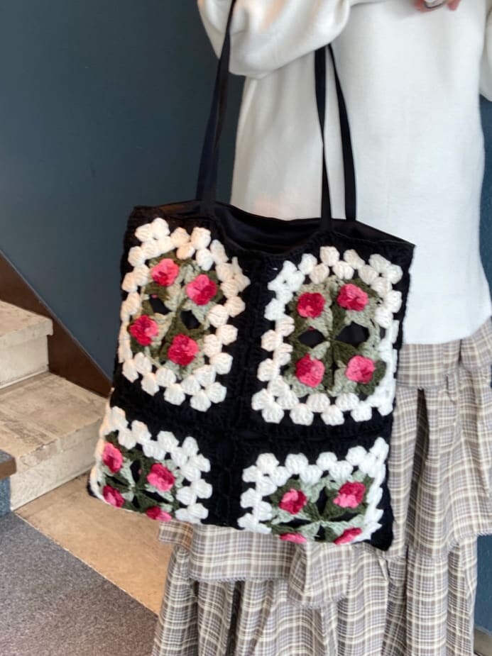 ホワイト系のTシャツ/カットソー、ベージュ系のスカート、ホワイト系のその他シューズを着用したレディースの秋コーディネートの6枚目の写真