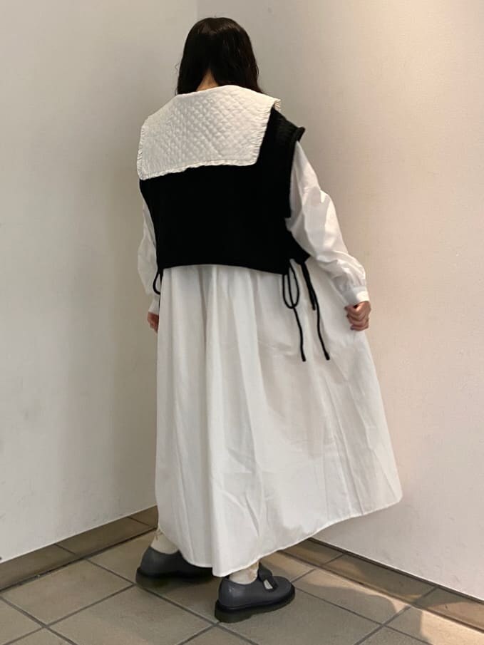 ブラック系のその他アウター、ホワイト系のワンピース、グレー系のパンプスを着用したレディースの秋コーディネートの7枚目の写真