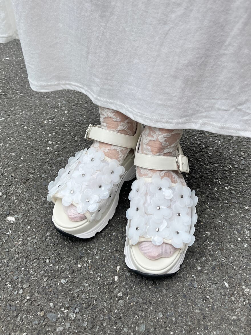 ホワイト系のワンピース、ホワイト系のその他トップス、ホワイト系のサンダルを着用したレディースの春コーディネートの4枚目の写真