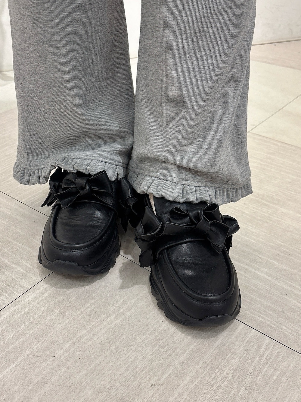 ブラック系のワンピース、ブラック系のTシャツ/カットソー、グレー系のスウェットパンツを着用したレディースの春コーディネートの8枚目の写真