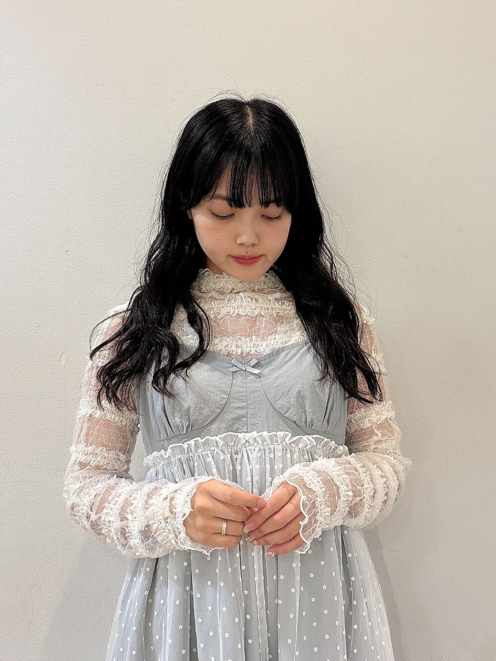 ホワイト系のTシャツ/カットソー、グレー系のワンピース、シルバー系のバレエシューズを着用したレディースの夏コーディネートの6枚目の写真