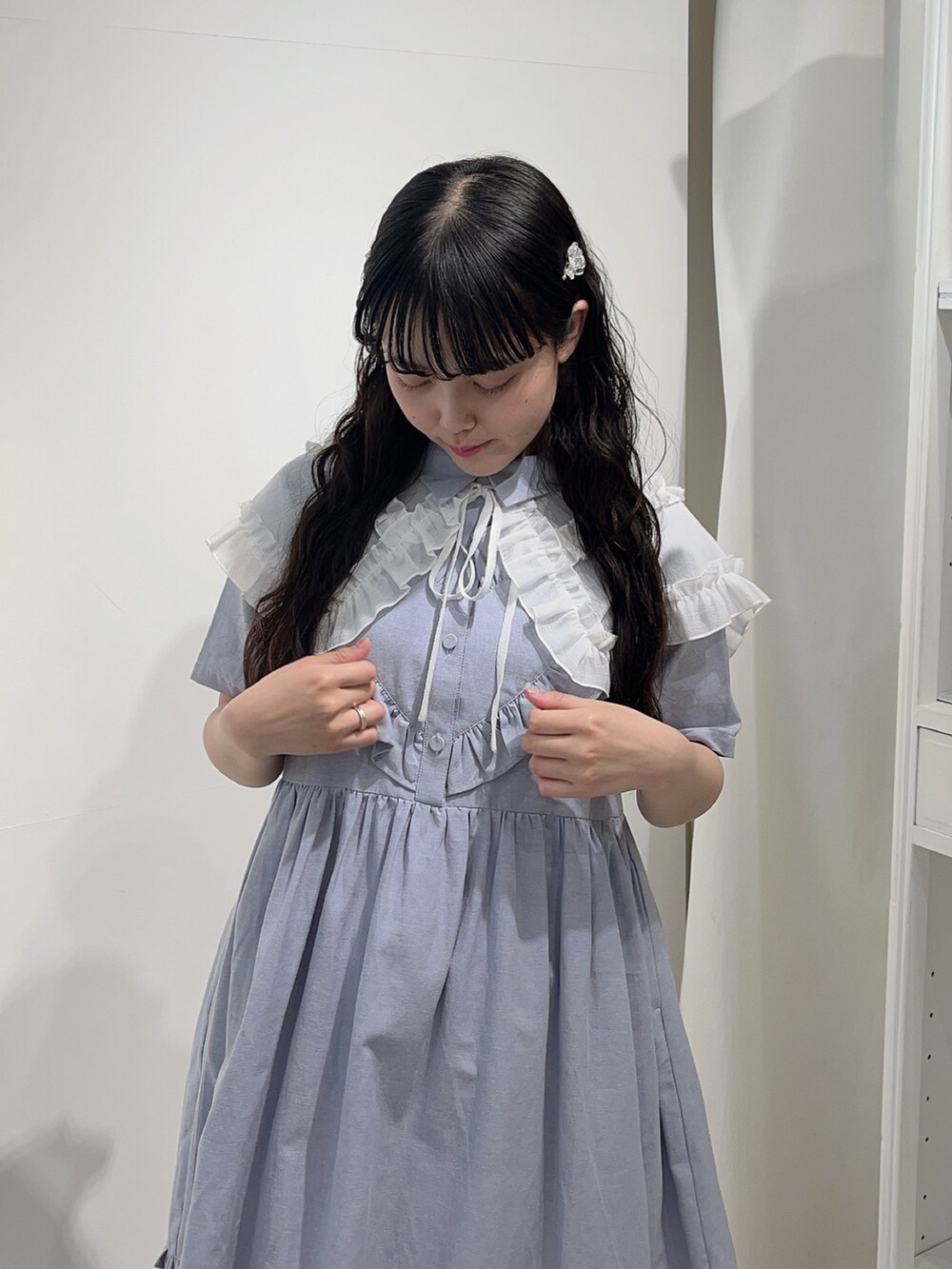 ブルー系のワンピース、ホワイト系のトートバッグ、ホワイト系のサンダルを着用したレディースの春コーディネートの5枚目の写真