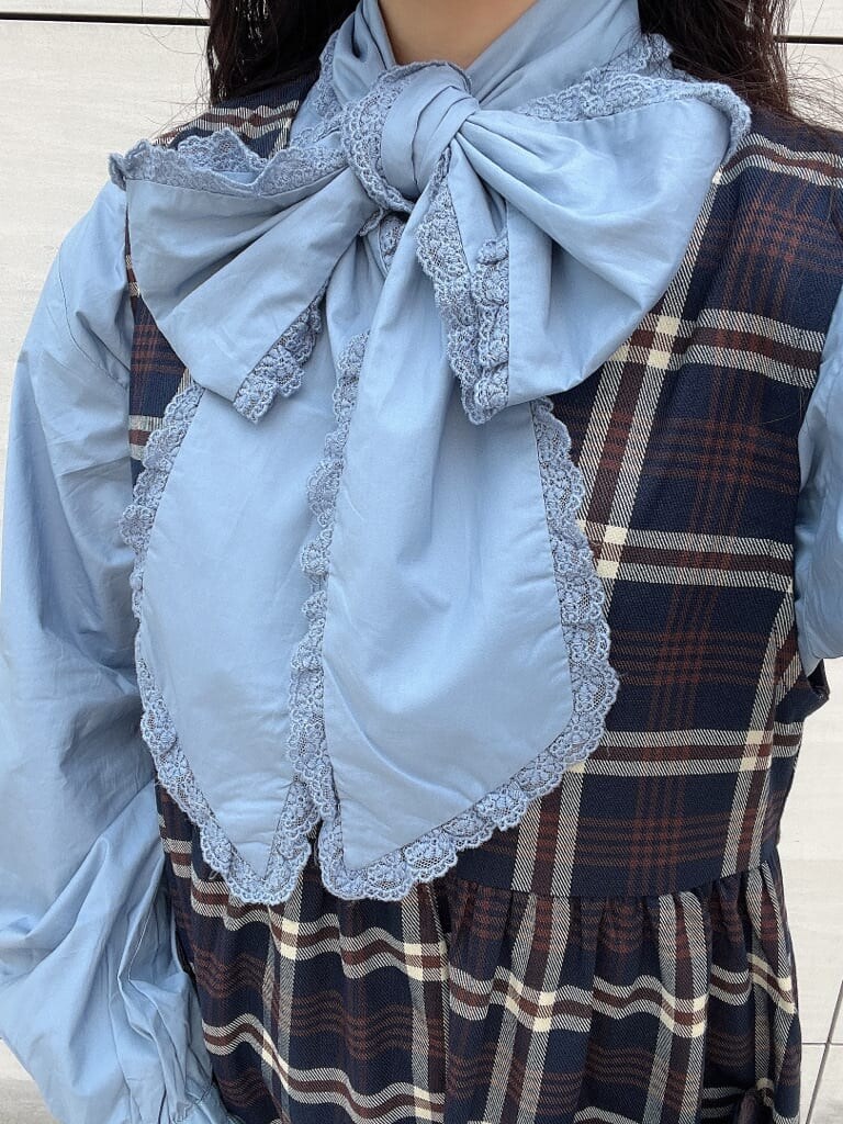 ブルー系のワンピース、ブルー系のシャツ/ブラウス、ホワイト系のサンダルを着用したレディースの夏コーディネートの4枚目の写真