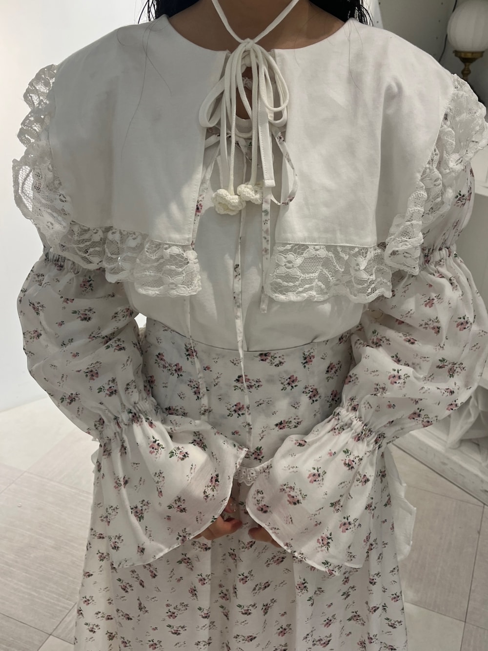 ホワイト系のカーディガン/ボレロ、ホワイト系のTシャツ/カットソー、ホワイト系のスカートを着用したレディースの秋コーディネートの8枚目の写真