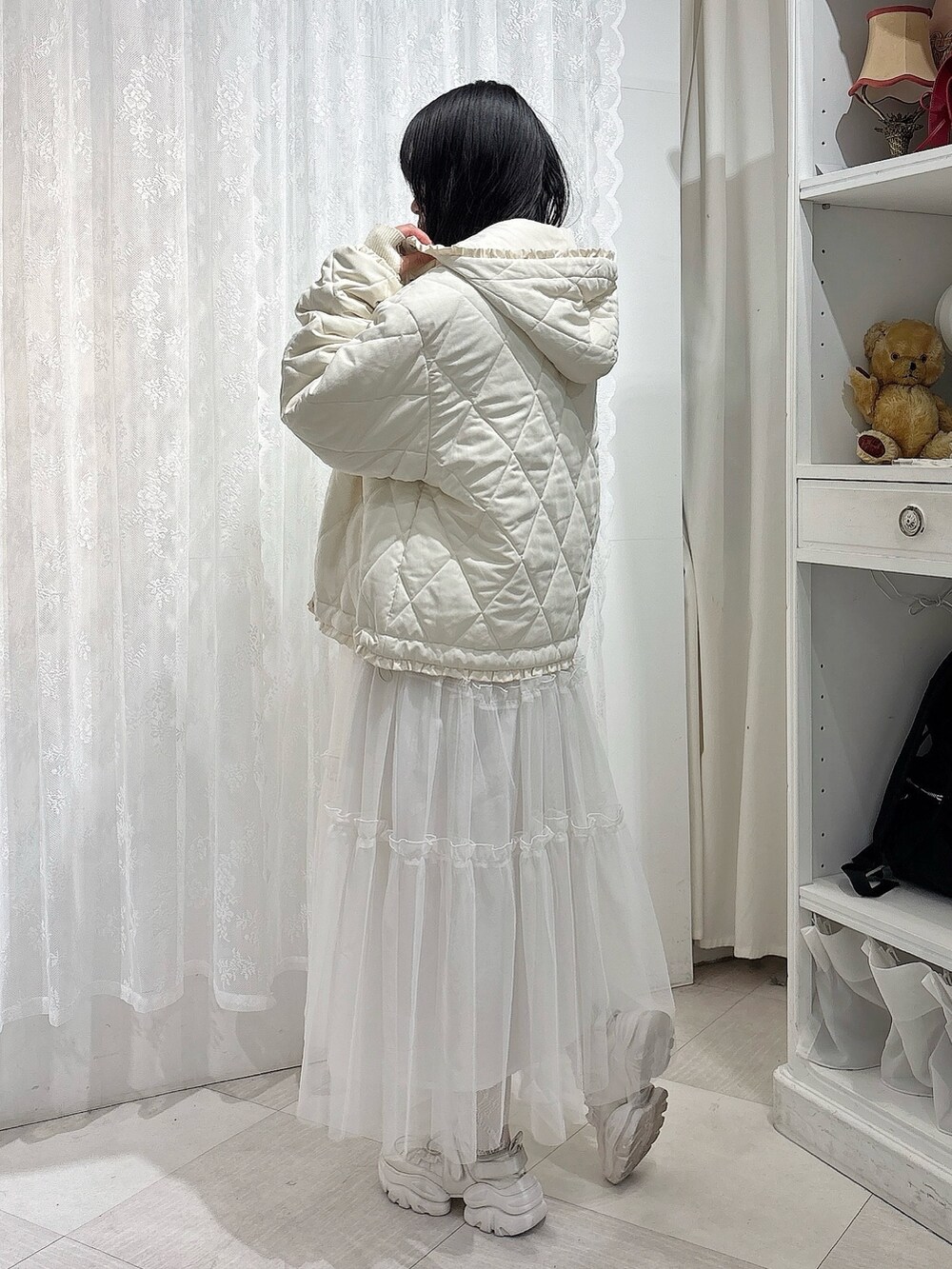 ホワイト系のニット/セーター、ホワイト系のダウンジャケット/コート、ホワイト系のワンピースを着用したレディースの冬コーディネートの4枚目の写真