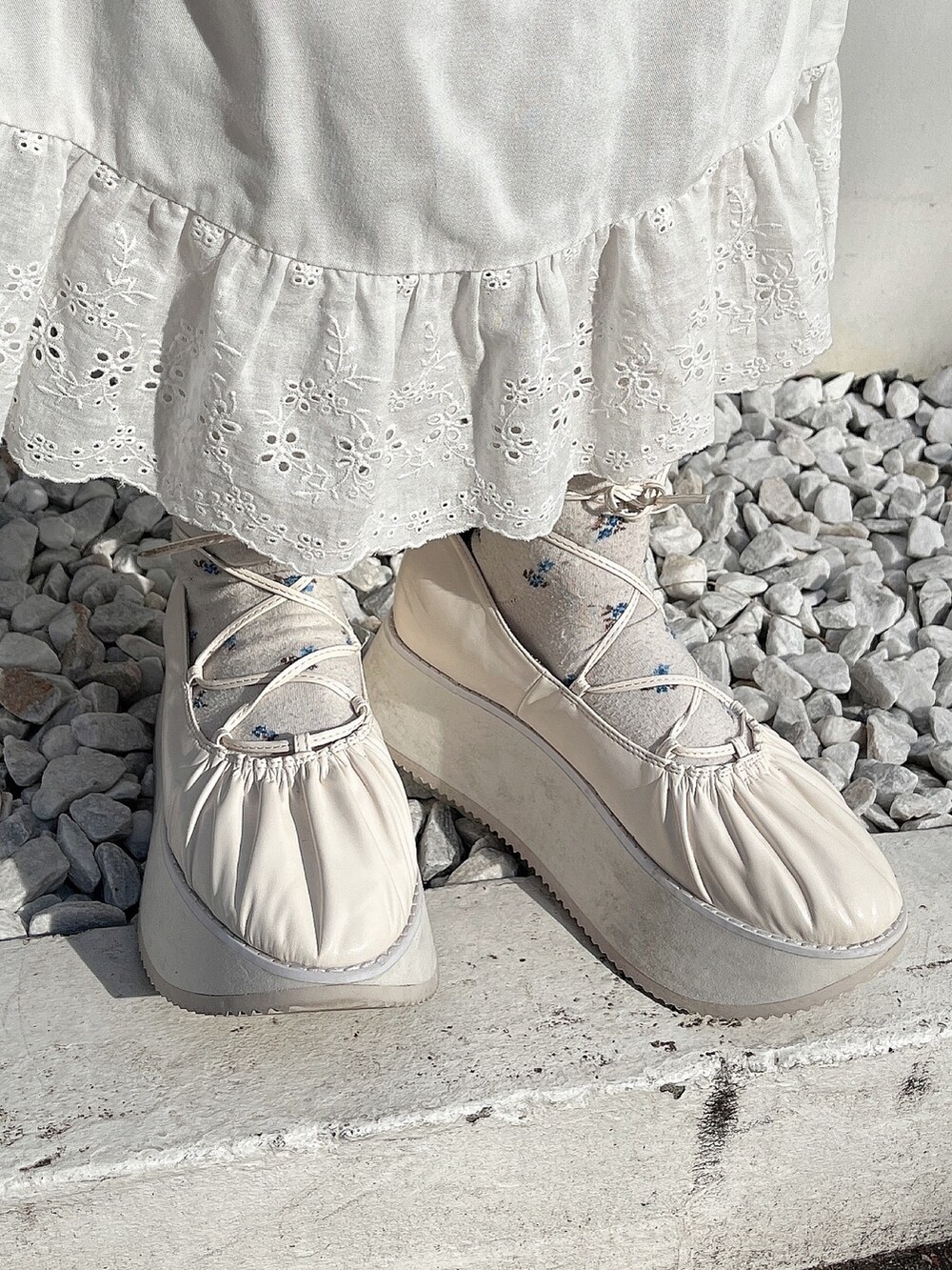 ブルー系のシャツ/ブラウス、ブルー系のショルダーバッグ、ホワイト系のワンピースを着用したレディースの冬コーディネートの9枚目の写真