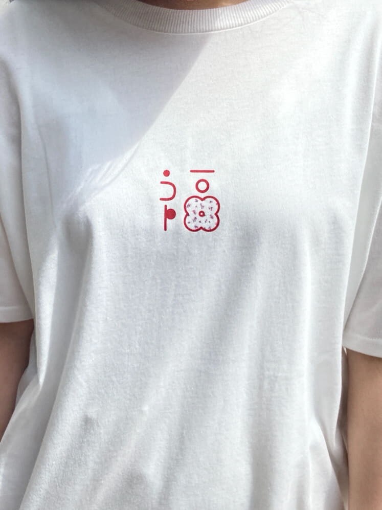 ホワイト系のTシャツ/カットソー、ベージュ系のその他パンツ、ブルー系のハンドバッグを着用したレディースの夏コーディネートの4枚目の写真