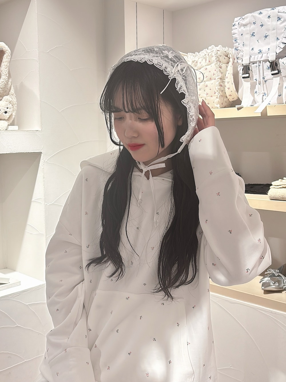 ホワイト系のスウェット、ホワイト系のスカート、ブルー系のその他パンツを着用したレディースの冬コーディネートの5枚目の写真