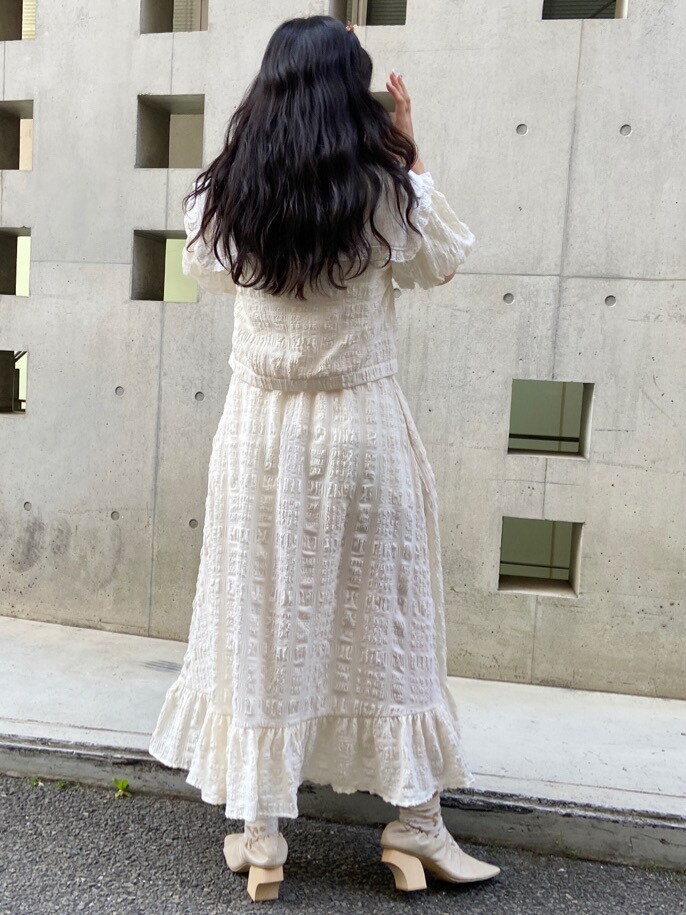 ホワイト系のパンプス、ホワイト系のTシャツ/カットソーを着用したレディースの春コーディネートの3枚目の写真