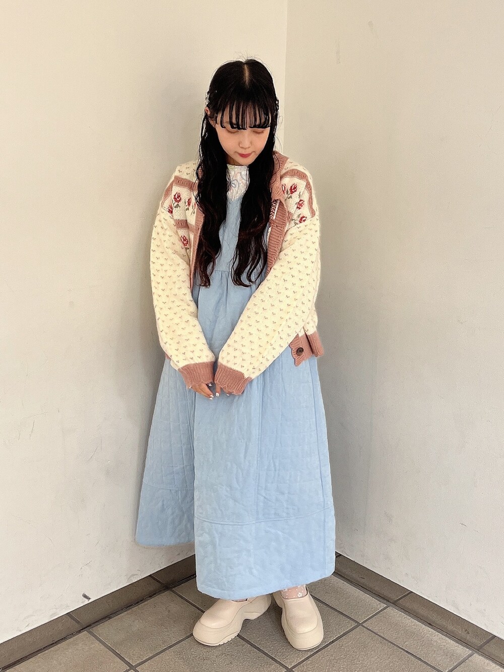 ホワイト系のTシャツ/カットソー、ブルー系のワンピース、ピンク系のカーディガン/ボレロを着用したレディースの秋コーディネートの3枚目の写真