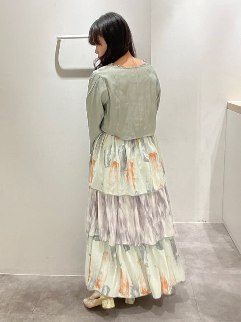 グリーン系のカーディガン/ボレロ、グリーン系のスカート、グリーン系のパンプスを着用したレディースの春コーディネートの3枚目の写真