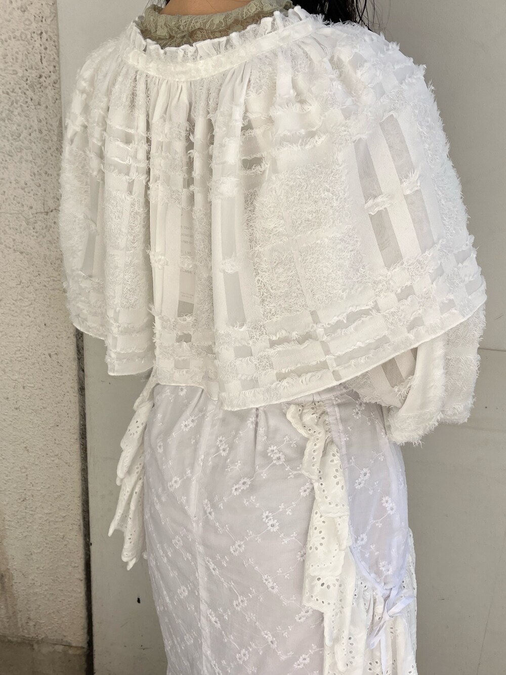 ホワイト系のシャツ/ブラウス、グリーン系のTシャツ/カットソー、ホワイト系のスカートを着用したレディースの冬コーディネートの7枚目の写真