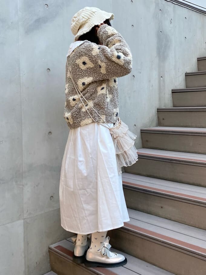 ホワイト系のパンプス、その他の福袋/福箱を着用したレディースの秋コーディネートの3枚目の写真