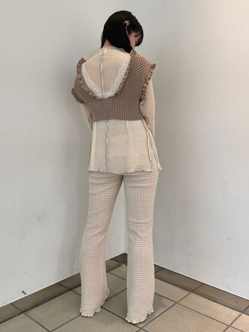 ベージュ系のその他パンツ、ホワイト系のチュニック、ベージュ系のパンプスを着用したレディースの夏コーディネートの3枚目の写真