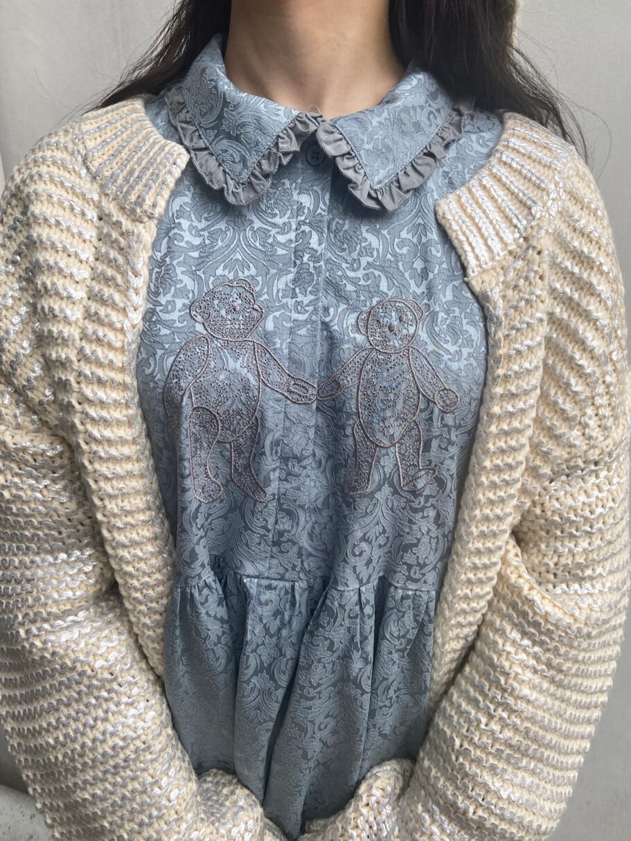 ベージュ系のハンドバッグ、ブルー系のワンピース、ホワイト系のローファーを着用したレディースの秋コーディネートの6枚目の写真