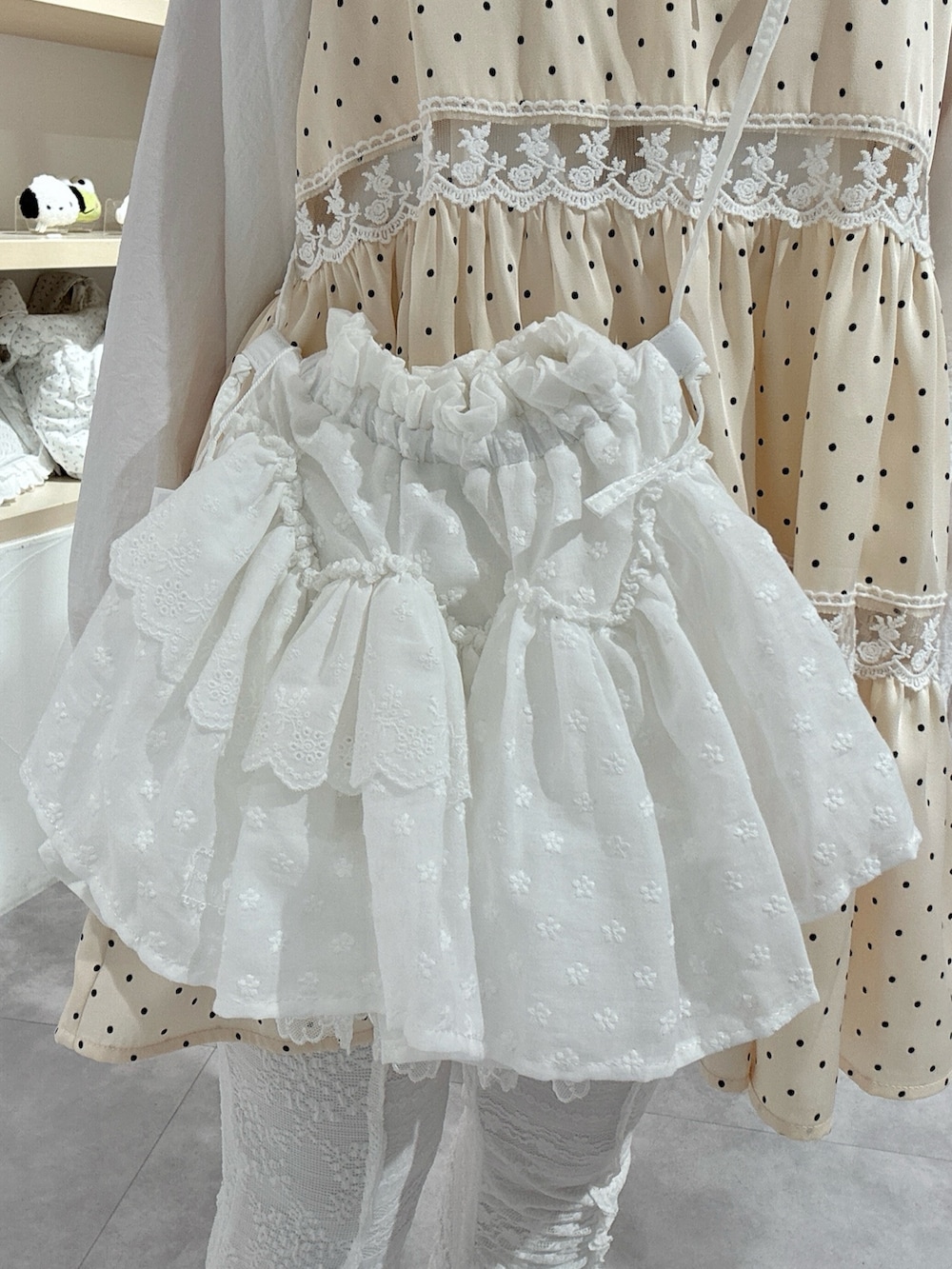 ホワイト系のシャツ/ブラウス、ホワイト系のワンピース、ホワイト系のショルダーバッグを着用したレディースの春コーディネートの7枚目の写真