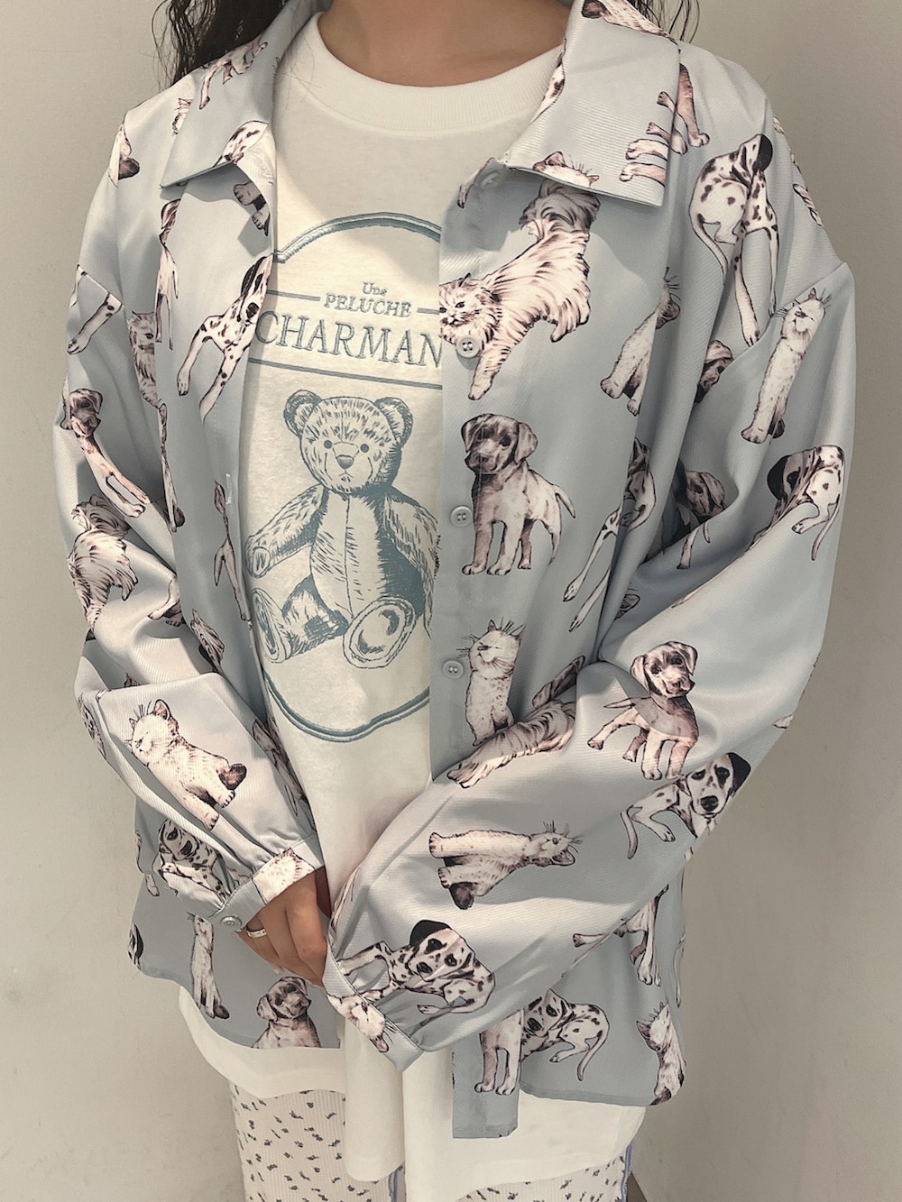 ホワイト系のTシャツ/カットソー、ブルー系のシャツ/ブラウス、ブルー系のその他パンツを着用したレディースの夏コーディネートの6枚目の写真