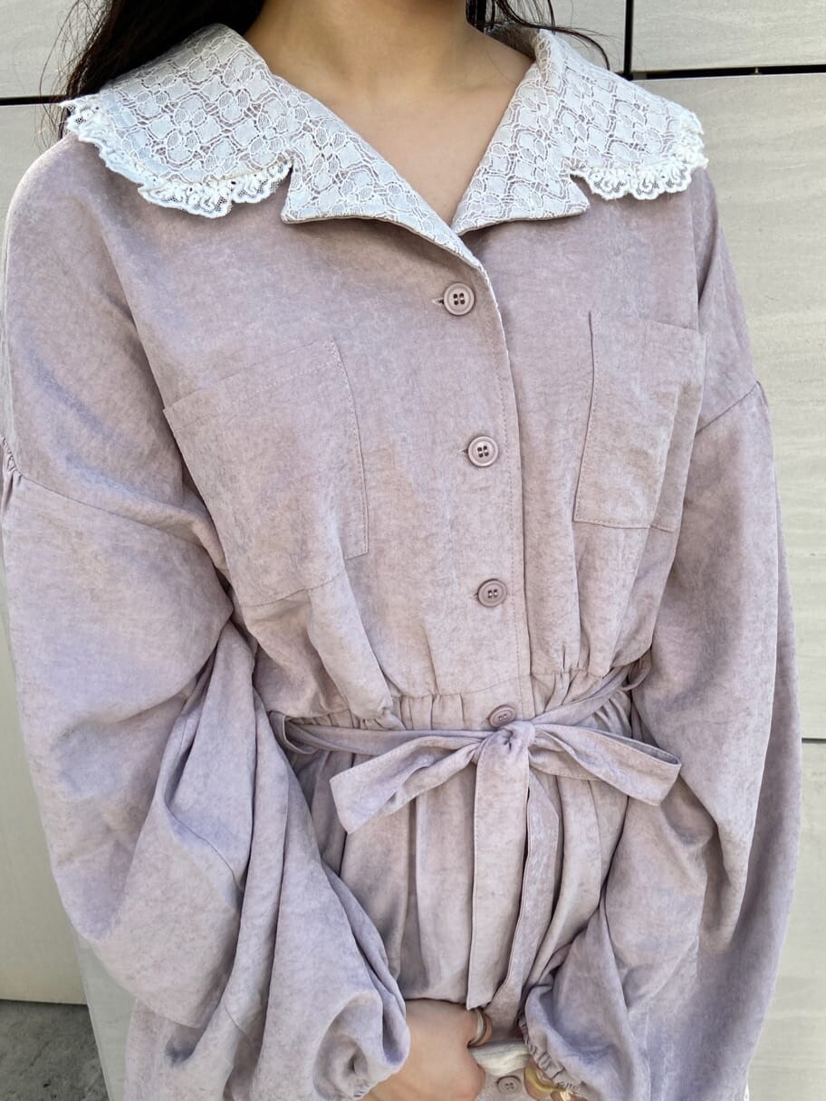 ベージュ系のサンダル、ホワイト系のトートバッグ、ピンク系のワンピースを着用したレディースの夏コーディネートの5枚目の写真