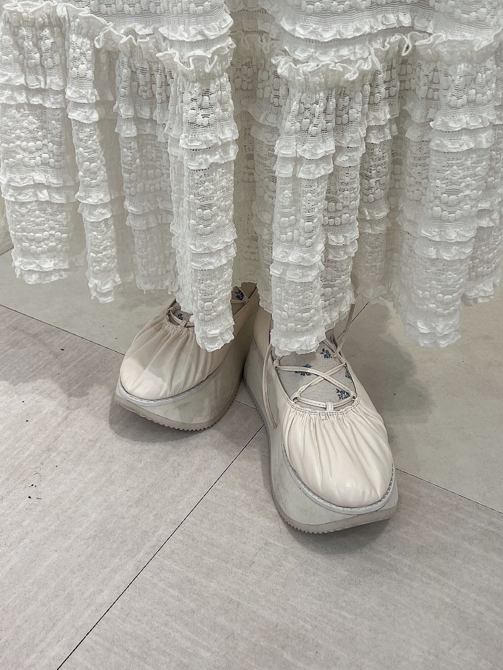 ブルー系のカーディガン/ボレロ、ホワイト系のTシャツ/カットソー、ホワイト系のスカートを着用したレディースの春コーディネートの8枚目の写真