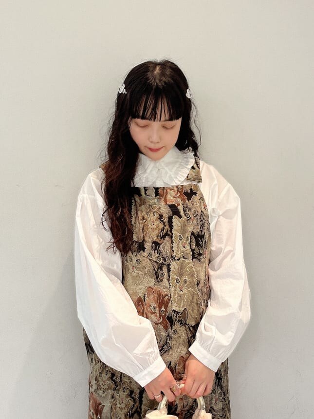 ホワイト系のブーツ、ホワイト系のハンドバッグ、ホワイト系のシャツ/ブラウスを着用したレディースの秋コーディネートの3枚目の写真