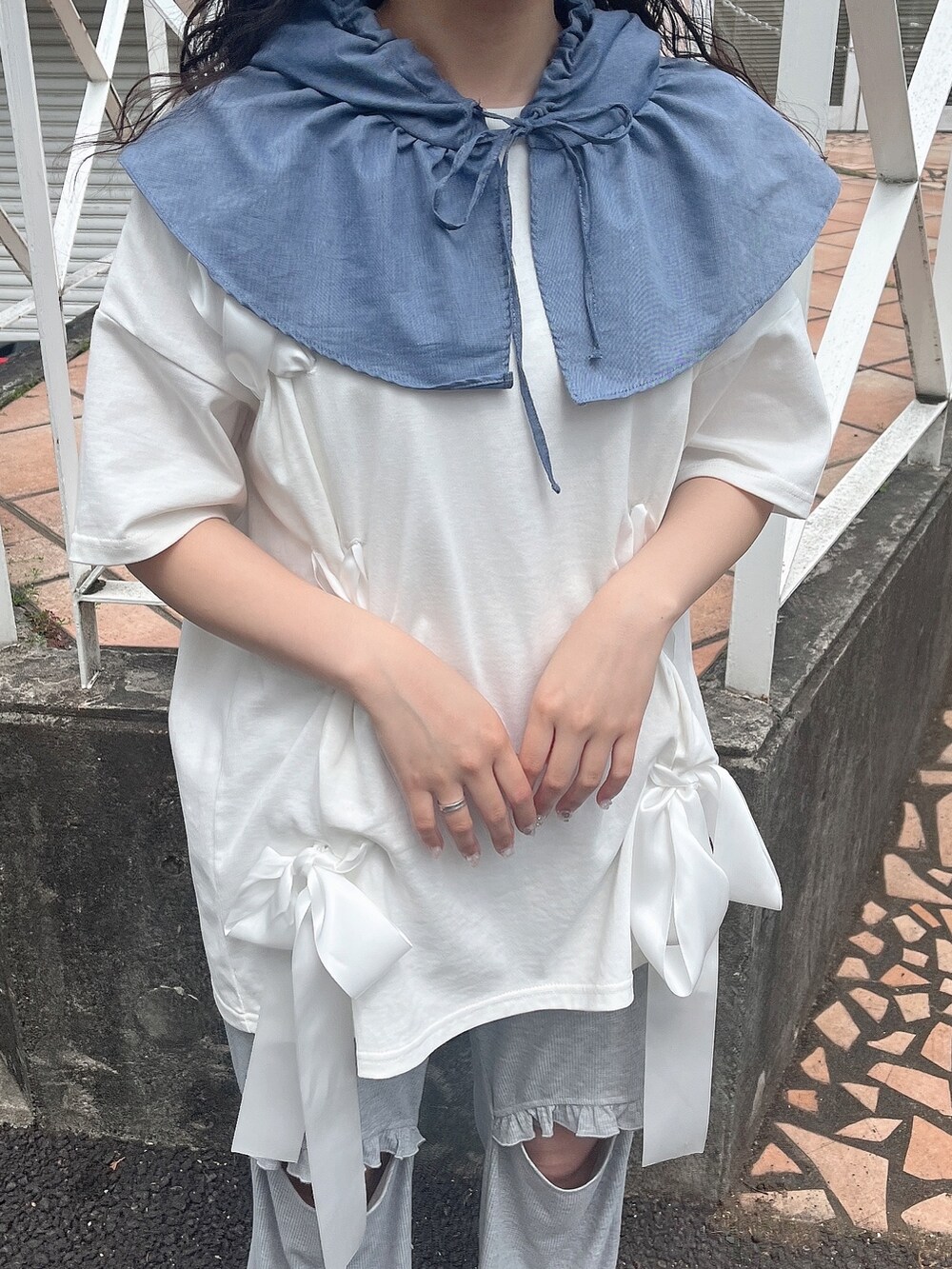 ホワイト系のサンダル、グレー系のその他パンツ、ホワイト系のTシャツ/カットソーを着用したレディースの春コーディネートの5枚目の写真