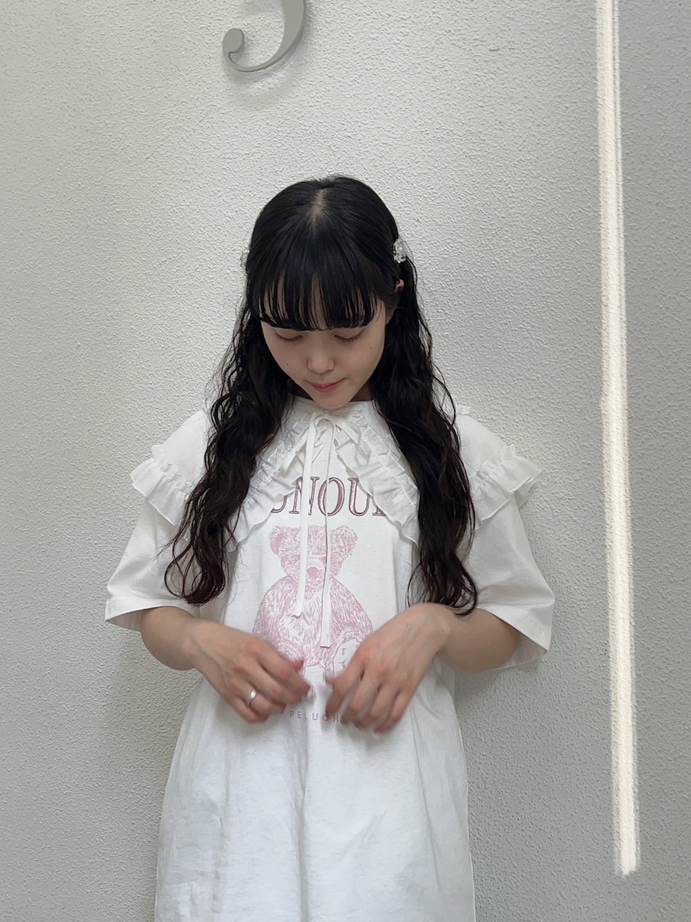 ホワイト系のTシャツ/カットソー、ブルー系のその他パンツ、ホワイト系のサンダルを着用したレディースの春コーディネートの4枚目の写真