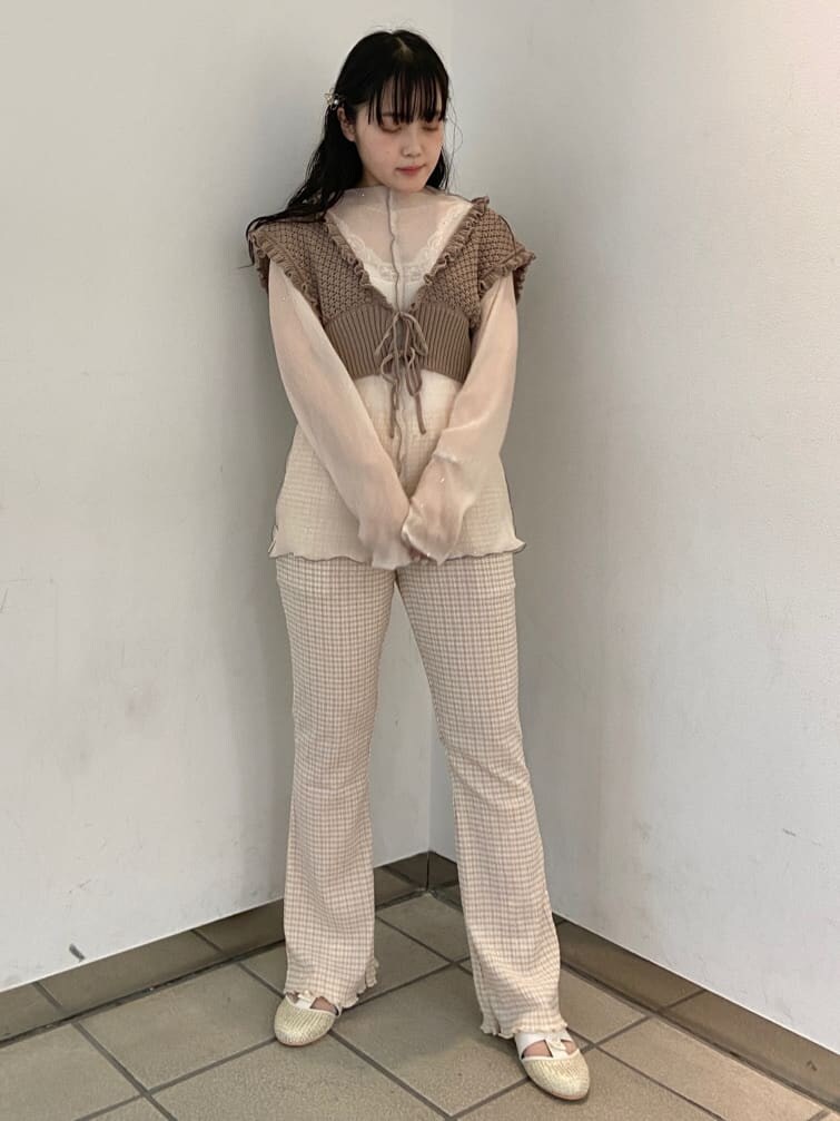 ベージュ系のその他パンツ、ホワイト系のチュニック、ベージュ系のパンプスを着用したレディースの夏コーディネートの2枚目の写真