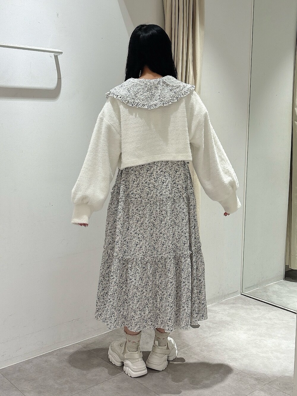 ホワイト系のカーディガン/ボレロ、ホワイト系のワンピース、ホワイト系のスニーカーを着用したレディースの秋コーディネートの5枚目の写真