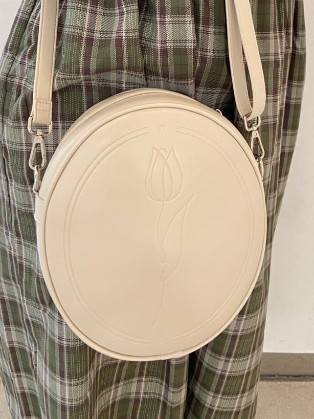 グリーン系のワンピース、ホワイト系のその他シューズ、ホワイト系のショルダーバッグを着用したレディースの秋コーディネートの5枚目の写真