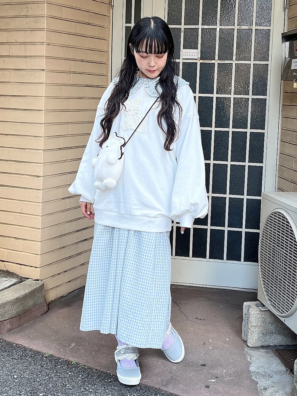 ホワイト系のスウェット、ホワイト系のショルダーバッグ、ブルー系のワンピースを着用したレディースの冬コーディネートの3枚目の写真