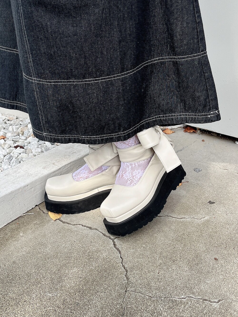 ブラック系のワンピース、ホワイト系のパンプス、ホワイト系のシャツ/ブラウスを着用したレディースの秋コーディネートの4枚目の写真