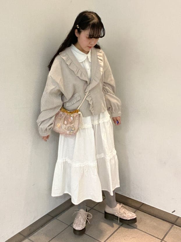 ベージュ系のその他アウター、ピンク系のその他シューズ、ピンク系のショルダーバッグを着用したレディースの春コーディネートの2枚目の写真