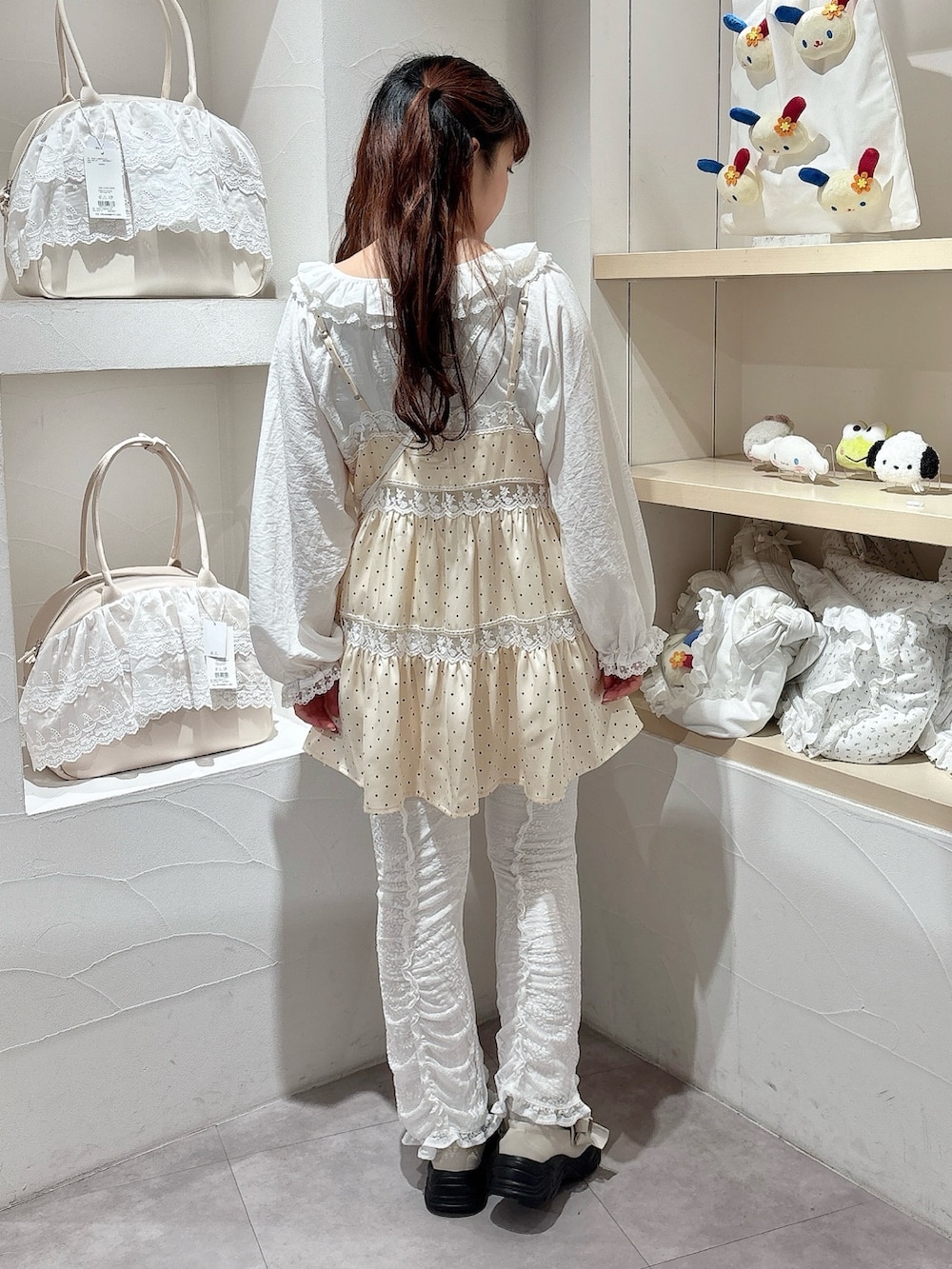 ホワイト系のシャツ/ブラウス、ホワイト系のワンピース、ホワイト系のショルダーバッグを着用したレディースの春コーディネートの4枚目の写真