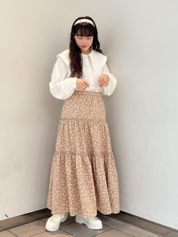 ホワイト系のブルゾン、ホワイト系のシャツ/ブラウス、ベージュ系のスカートを着用したレディースの秋コーディネートの3枚目の写真