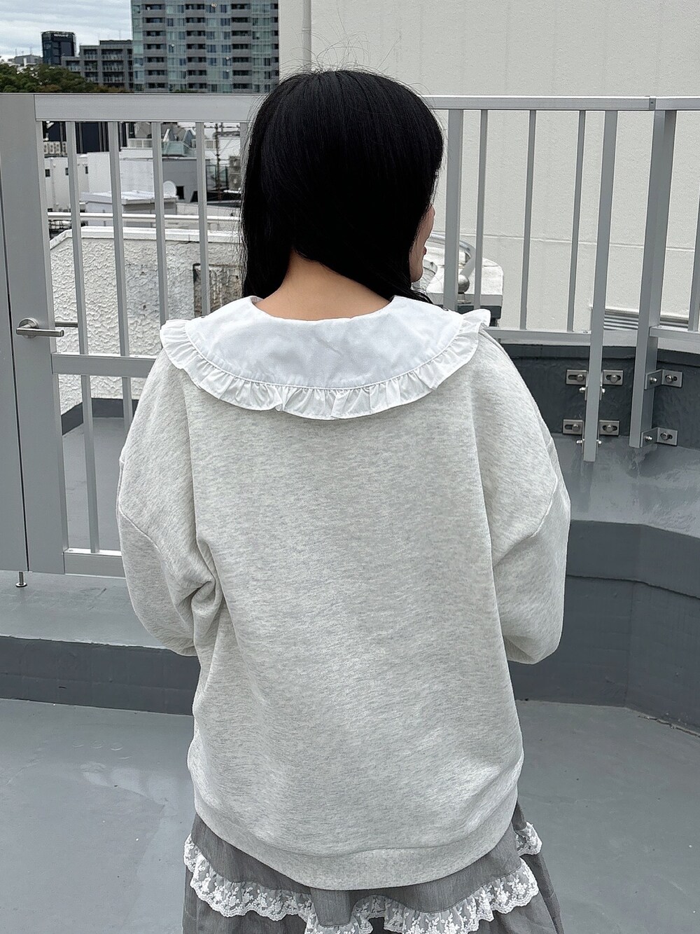 ホワイト系のシャツ/ブラウス、グレー系のスウェット、ブラック系のショルダーバッグを着用したレディースの秋コーディネートの6枚目の写真