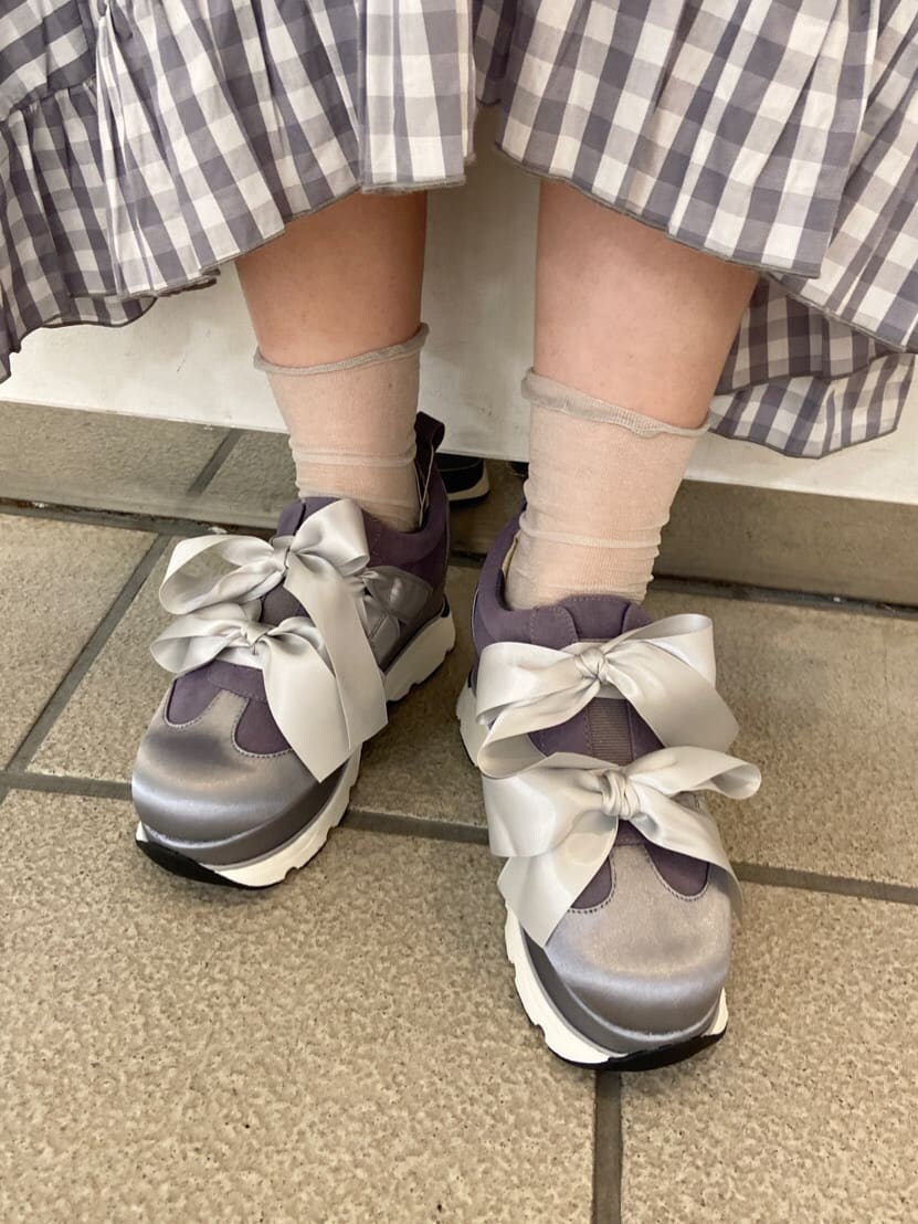 グレー系のスカート、ブルー系のスニーカー、ホワイト系のTシャツ/カットソーを着用したレディースの秋コーディネートの6枚目の写真