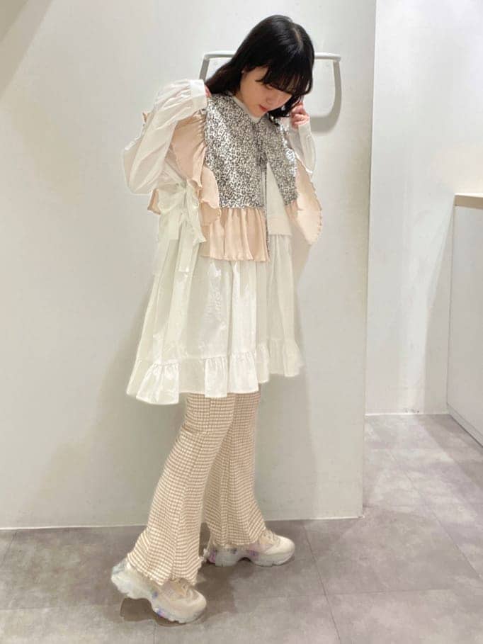 ベージュ系のその他パンツ、ホワイト系のワンピース、ホワイト系のスニーカーを着用したレディースの春コーディネートの3枚目の写真