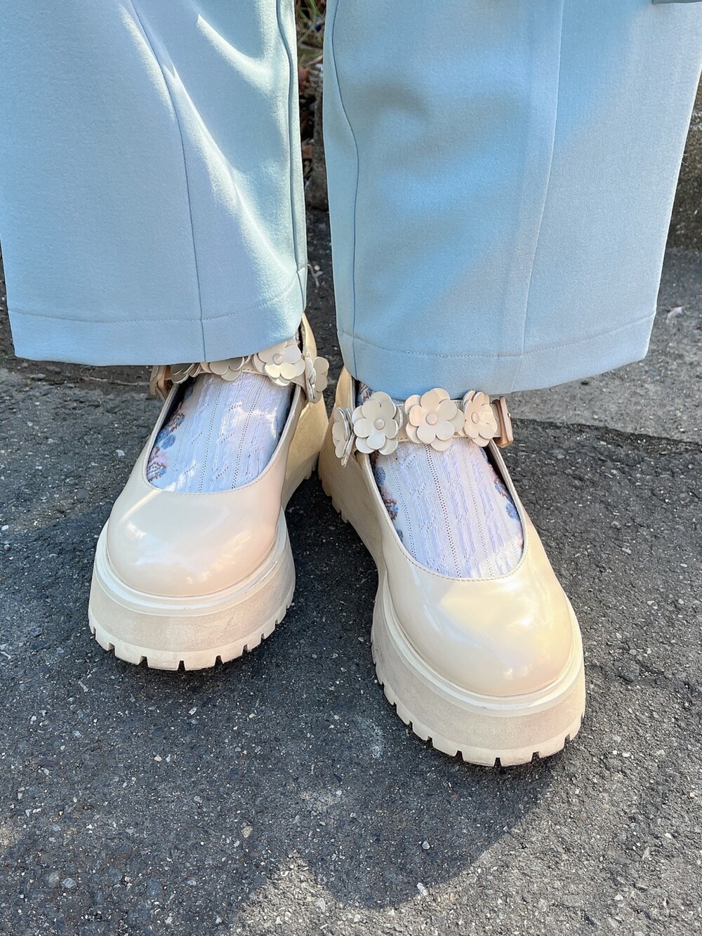 ホワイト系のマウンテンパーカー、ブルー系のその他パンツ、ホワイト系のローファーを着用したレディースの秋コーディネートの7枚目の写真