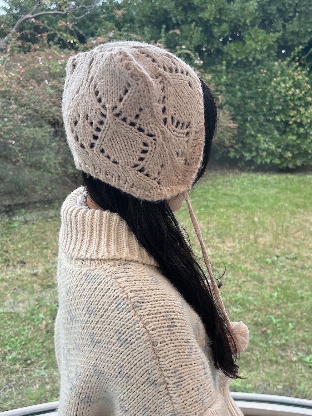 ブルー系のカーディガン/ボレロ、グレー系のニット/セーター、グレー系のスカートを着用したレディースの冬コーディネートの7枚目の写真